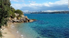 豪シドニーにあるレディーベイビーチ。大都市圏に位置しながら信じがたいほど隔絶した場所となっている
