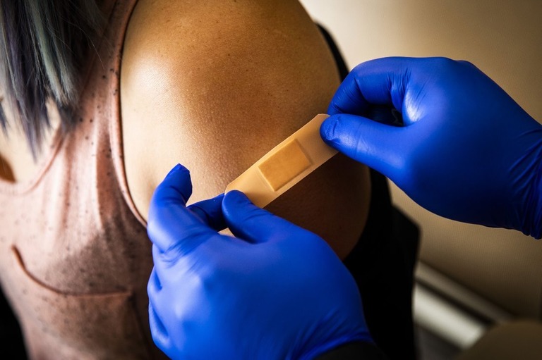 ワクチン接種後にばんそうこうを貼る医療従事者＝６月１７日、ボストン/Adam Glanzman/Bloomberg via Getty Images