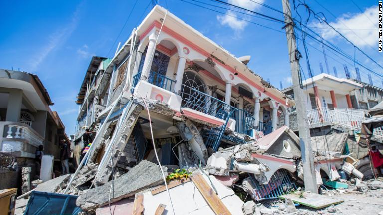 ハイチ南西部レカイでがれきの上に残る家の一部＝１４日/Ralph Tedy Erol/Reuters