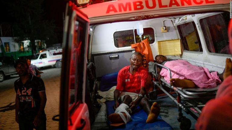 負傷して救急車に乗せられた住民＝１７日、ハイチ南西部レカイにある病院/Matias Delacroix/AP