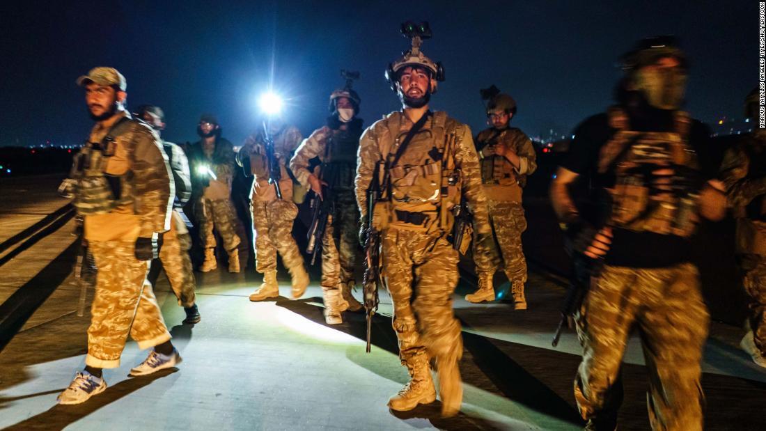 米軍の武器を保持したタリバンの兵士ら＝８月３１日/Marcus Yam/Los Angeles Times/Shutterstock