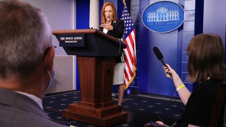ホワイトハウスで記者会見するサキ大統領報道官/Chip Somodevilla/Getty Images