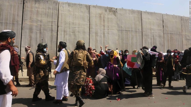 女性たちによる抗議デモに介入するタリバンの警備兵＝４日、アフガニスタン首都カブール/Bilal Guler/Anadolu Agency/Getty Images