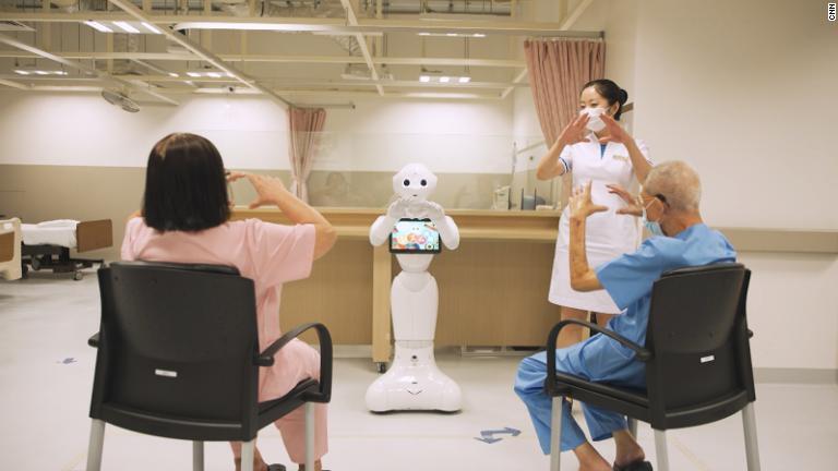 シンガポールのチャンギ総合病院では患者のケアに役立てる目的で、５０体以上のロボットを活用している/CNN