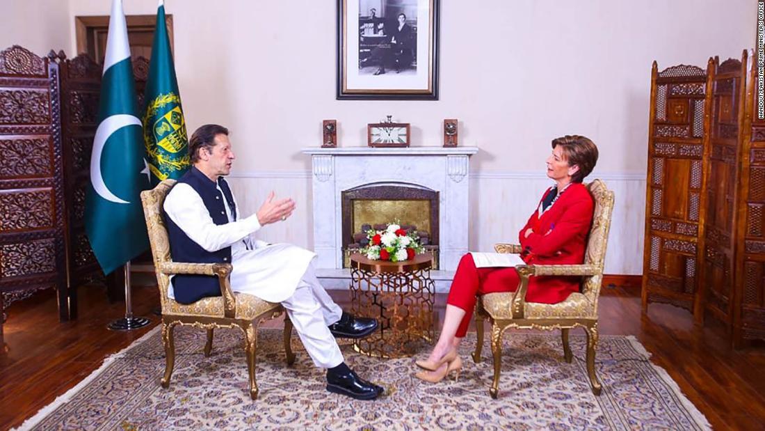 インタビューを行ったＣＮＮのベッキー・アンダーソン（右）とカーン首相（右）＝１５日/Handout/Pakistan Prime Minister's Office