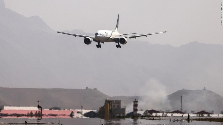 アフガン首都カブールの空港に着陸するパキスタン国際航空の旅客機/Karim Sahib/AFP/Getty Images