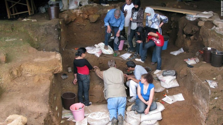 モロッコのコントラバンディエル洞窟で発掘作業を行う考古学者＝２００９年
/Emily Yuko Hallett