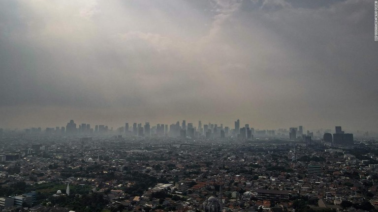 大気汚染を監視する民間機関の２０２０年の調べで、ジャカルタは世界で１０番目に汚染が著しい首都とされた＝６月９日、インドネシア・ジャカルタ/Bay Ismoyo/AFP/Getty Images
