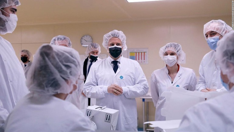 ワクチンを製造するデルファーマの工場を訪れたフランスのエマニュエル・マクロン大統領（中央）＝４月９日、仏サンレミシュルアブル/Christophe Ena/Pool/Getty Images
