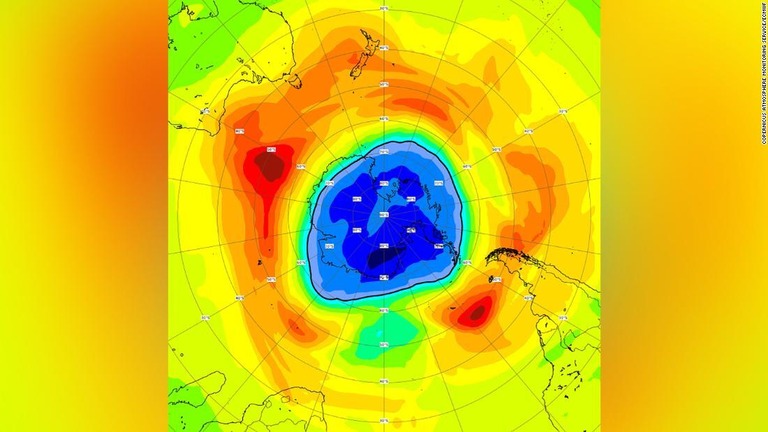 予測されるオゾン濃度の高度分布。黄色、オレンジ、赤の領域は高いオゾン値、緑や青の領域は低い値を示している/Copernicus Atmosphere Monitoring Service/ECMWF