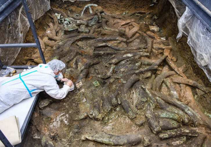 遺跡で発掘作業を行う考古学者/CHINE NOUVELLE/SIPA/Shutterstock