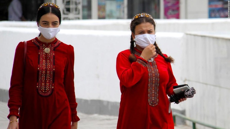 マスクをして首都アシガバートを歩くトルクメニスタンの女性/STR/AFP/Getty Images