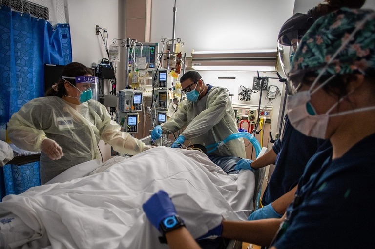 新型コロナウイルス感染症の患者に対応する看護師＝２日、米カリフォルニア州/Apu Gomes/AFP/Getty Images