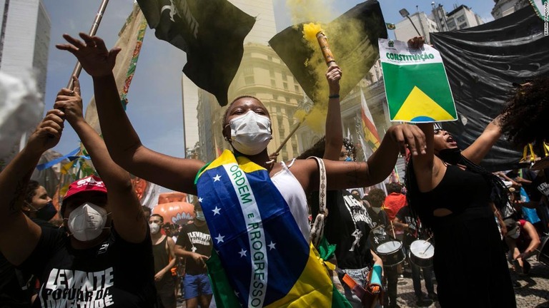 ボルソナーロ大統領の弾劾を求める人々＝２日、ブラジル・リオデジャネイロ/Bruna Prado/AP