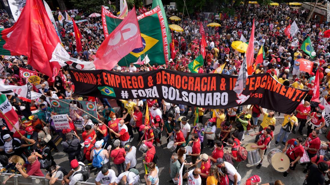 抗議集会にはボルソナーロ大統領の退陣などを求める横断幕も登場した＝２日、ブラジル・リオデジャネイロ/Andre Penner/AP