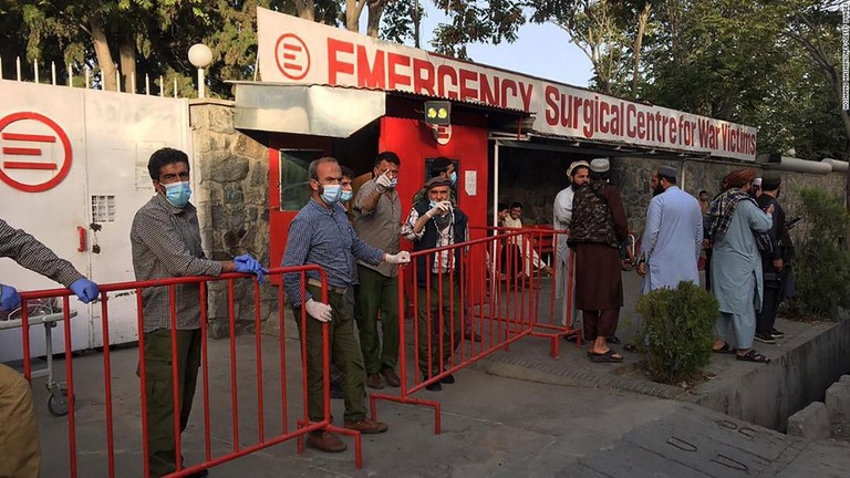 爆発の被害者の搬送を待つ病院前で待つスタッフら＝３日/Hoshang Hashimi/AFP/Getty Images