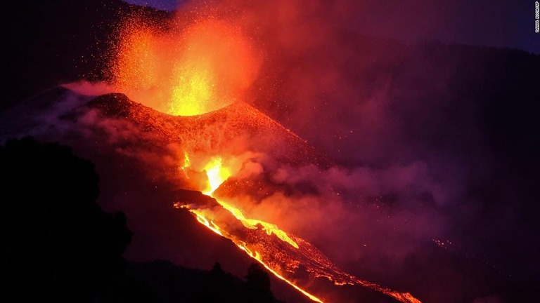 クンブレビエハ火山から流れ出る溶岩＝１０月２日、スペイン領カナリア諸島ラパルマ島/Daniel Roca/AP