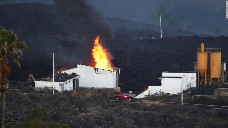 溶岩流で火災が発生したセメント工場/Sergio Perez/Reuters