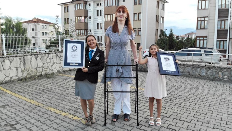 ルメイサ・ゲルギさん（２４）が「世界一背の高い存命中の女性」に認定された/Guinness World Records/PA/Sipa