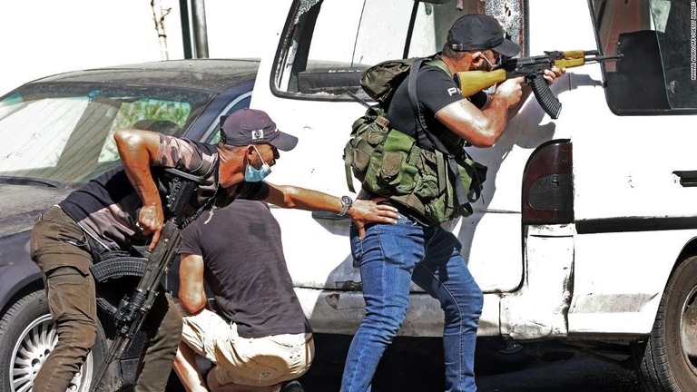 武力衝突が起き、銃を構える戦闘員＝１４日、レバノン・ベイルート/Anwar Amro/AFP/Getty Images