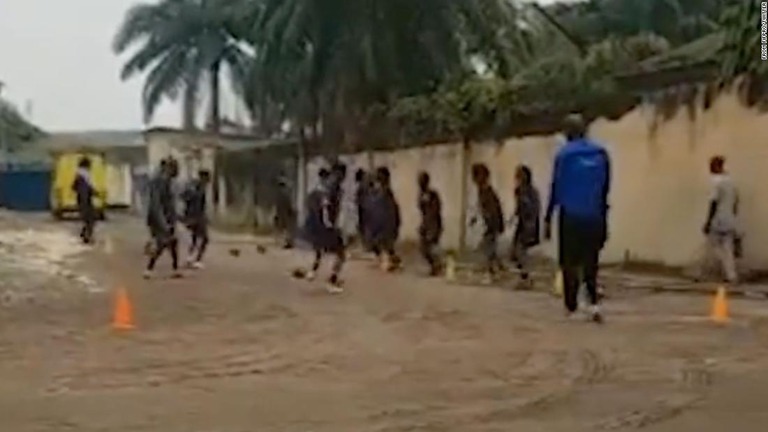 国際プロサッカー選手会が泥道でパスの練習を行っているとする代表チームの映像を投稿した/from FIFPRO/Twitter