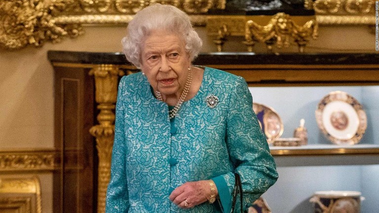 ウィンザー城で世界のビジネスや投資のリーダーを歓待する英エリザベス女王＝１９日/Arthur Edwards/Pool/Getty Images