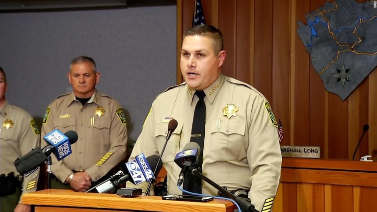 一家３人の死因を発表する米加州マリポサ郡のジェレミー・ブリーズ保安官/KFSN