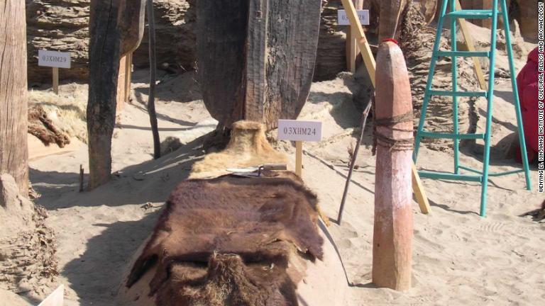 謎に包まれたこの集団は舟の形をした棺の中にオールとともに埋葬されていた。棺は牛皮で覆われていた/Wenying Li, Xinjiang Institute of Cultural Relics and Archaeology