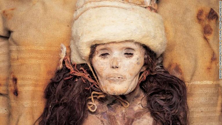 砂漠の乾燥した空気でミイラは非常によく保存され、顔の特徴や頭髪の色まで明確に識別できる/Wenying Li, Xinjiang Institute of Cultural Relics and Archaeology