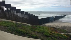 泳いで国境越えようとした女性死亡、メキシコ国籍の３６人拘束　米国境警備局