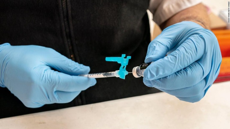 バイデン政権が進める民間企業への新型コロナウイルスワクチン接種義務化について、連邦高裁が一時差し止めを命じた/David Ryder/Getty Images 