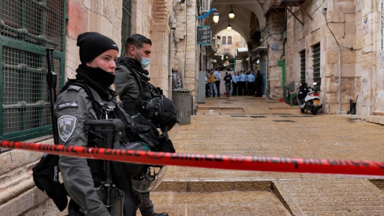発砲現場で警備にあたる警官/MENAHEM KAHANA/AFP/Getty Images