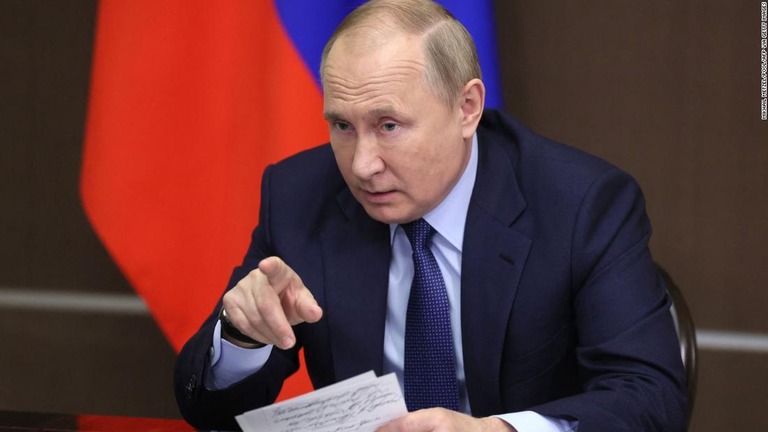 オンラインでの閣議に出席したロシアのプーチン大統領＝２４日、ロシア・ソチ/MIKHAIL METZEL/POOL/AFP via Getty Images