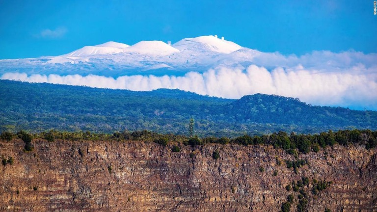 雪を戴くハワイ島のマウナキア山＝１１月３０日撮影/NPS/J Wei