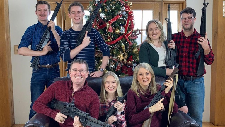 マシー下院議員がツイッターに投稿した一家で銃を持ってクリスマスツリーの前で微笑む写真/From Thomas Massie
