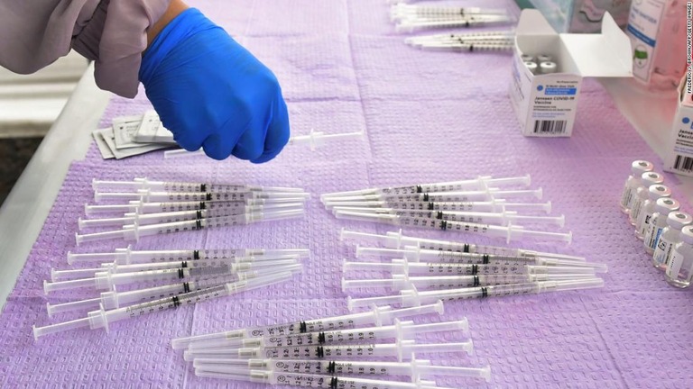 米ジョンソン・エンド・ジョンソン（Ｊ＆Ｊ）製の新型コロナウイルスワクチンを追加接種した研究の結果が発表された/Frederic J. Brown/AFP/Getty Images