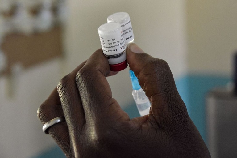 ケニアの病院で医療従事者が準備するマラリアワクチン/Brian Ongoro/AFP/Getty Images