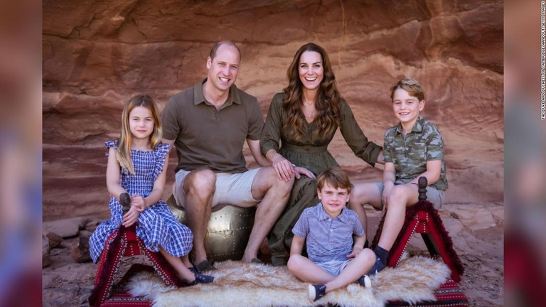 今年ヨルダンを休暇で訪れた際に撮影した英ウィリアム王子夫妻の家族写真/The Duke and Duchess of Cambridge/Handout/Getty Images