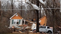 大きく損壊したテネシー州ディクソン郡の家屋