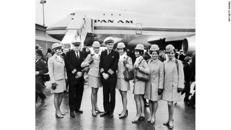 ニューヨーク・ロンドンを結ぶ最初の７４７便の乗務員ら＝１９７０年１月/AFP/Getty Images