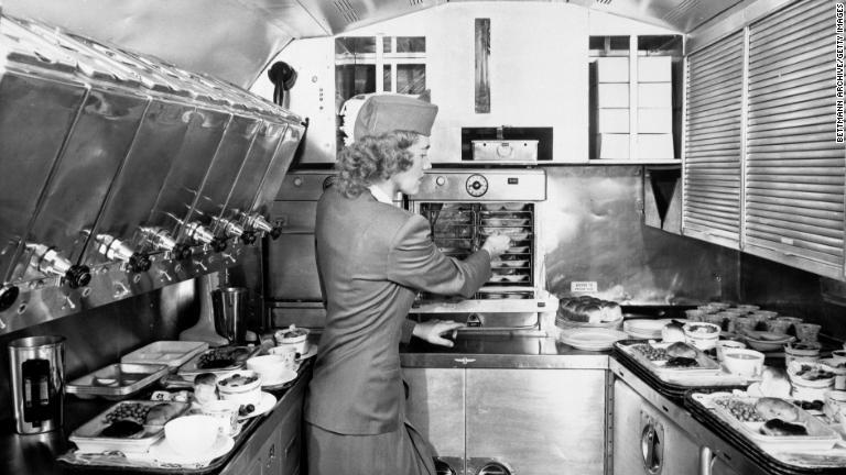 １９４８年の機内の調理室の様子/Bettmann Archive/Getty Images