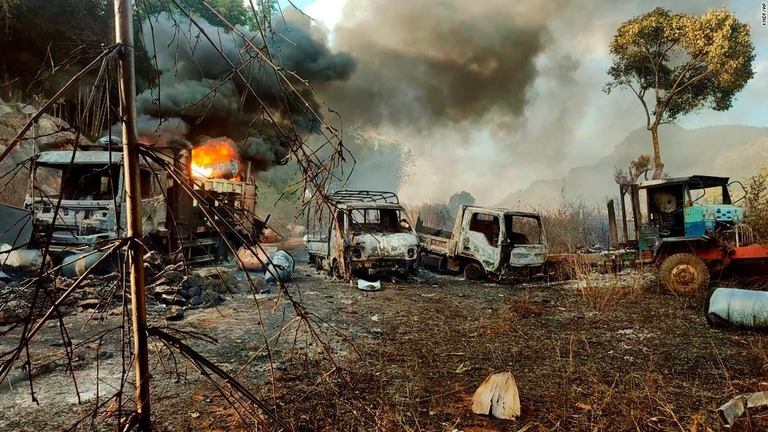 ミャンマーの民兵組織「カレンニー国民防衛隊（ＫＮＤＦ）」が提供した燃やされた車両の写真/KNDF/AP