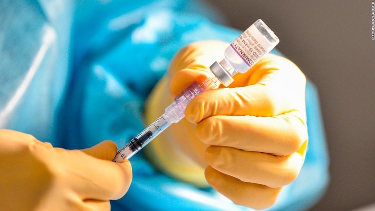 伊トリノでファイザー製新型コロナワクチンの１回目接種の準備をする医療従事者/Diego Puletto/Getty Images 
