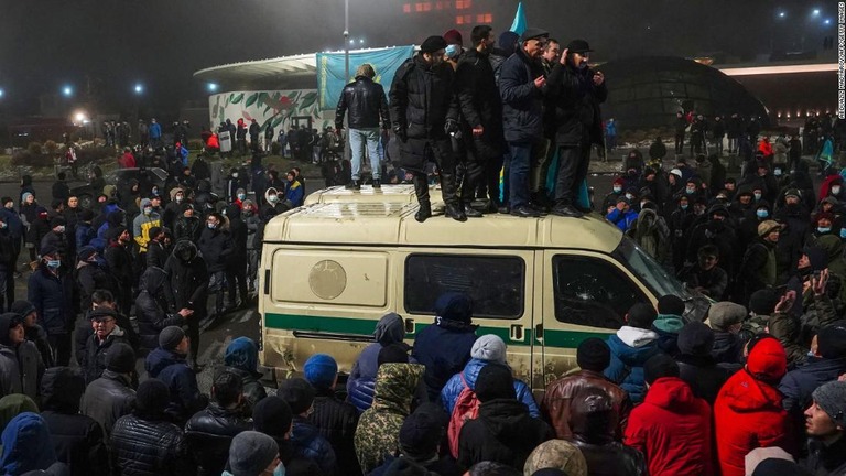 燃料価格高騰に抗議するデモ参加者ら＝５日、カザフスタン・アルマトイ/Abduaziz Madyarov/AFP/Getty Images