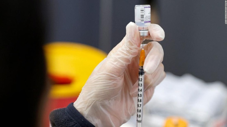 新型コロナウイルスワクチンの４回目接種について、３回目接種よりも抗体が増えるものの、オミクロン変異株によるブレークスルー感染を防ぐには不十分な可能性があるとの研究結果が報告された/Jack Guez/AFP/Getty Images