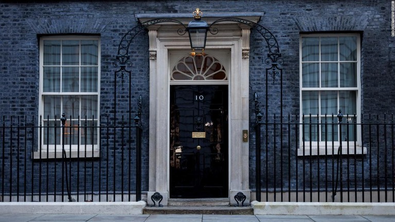 ロックダウン規制が続く中、英首相官邸で毎週ワインパーティーが開かれていたという/Rob Pinney/Getty Images
