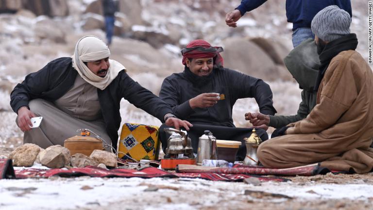 雪を溶かしてコーヒーをわかす人々/Ibrahim Assiri/AFP/Getty Images
