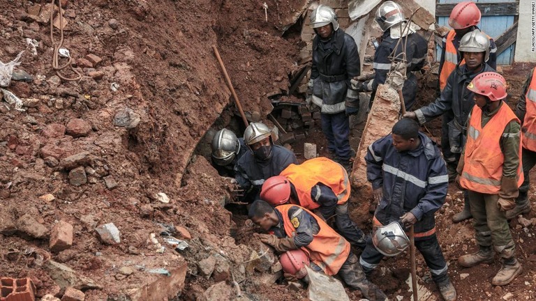 熱帯低気圧が直撃したマダガスカルで土砂に埋もれた家屋からの救出作業が行われている/Rijasol/AFP/Getty Images