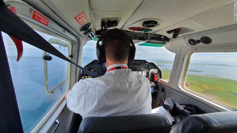 機体を運航するのはスコットランドの航空会社、ローガンエア。目の前でパイロットが操縦桿を握る/Barry Neild/CNN