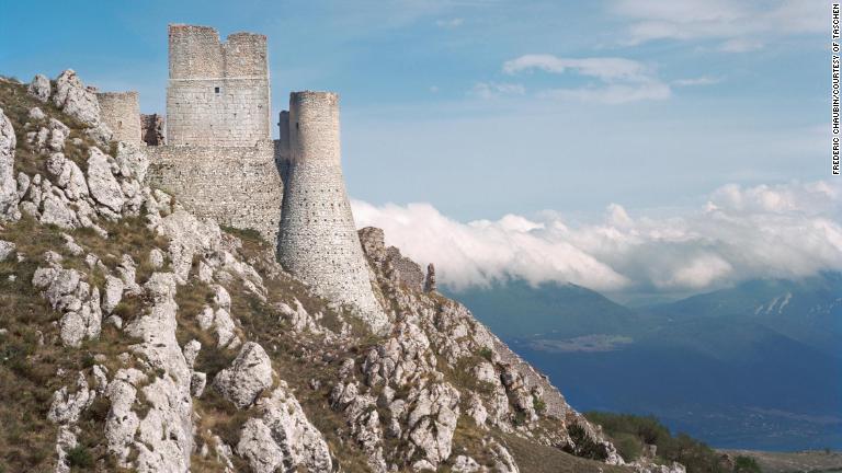 ４：１１〜１３世紀に建てられたイタリアのロッカ・カラッシオ城は、１５世紀に起きた地震で被害を受けた/Frédéric Chaubin/Courtesy of TASCHEN